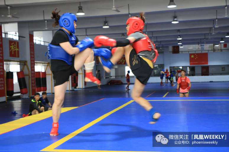 塔沟武校散打学员在进行散打实战训练.
